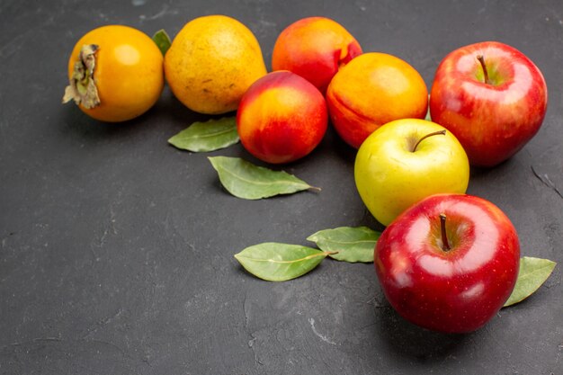 Vorderansicht frische Äpfel mit anderen Früchten auf einem dunklen Tischbaum frisch reif mellow