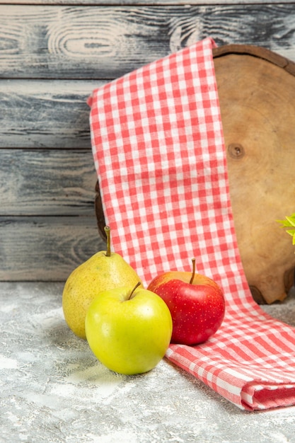 Vorderansicht frische äpfel mit birne auf grauem hintergrund obst apfel mellow fresh