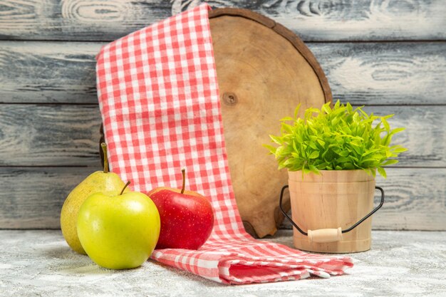 Vorderansicht frische äpfel mit birne auf grauem hintergrund obst apfel mellow fresh