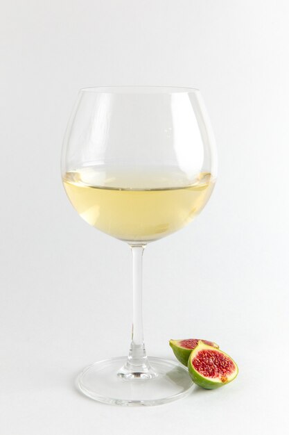 Vorderansicht frische Feigenscheiben mit Glas Wein auf weißem Schreibtisch Obst frische Vitamin Baum Pflanze Foto Alkohol Bar