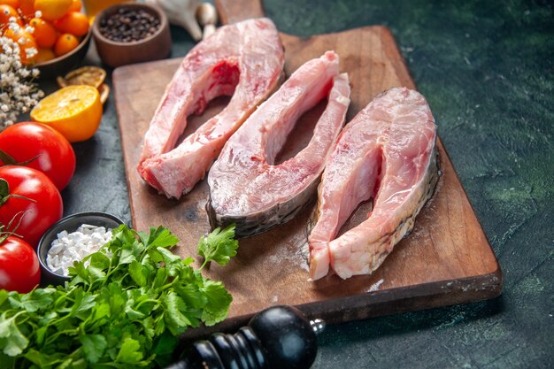 Vorderansicht frische Fischscheiben mit Tomaten und Gemüse auf dunkler Oberfläche Lebensmittel Salat Gesundheit Diät Pfeffer Farbe Mahlzeit