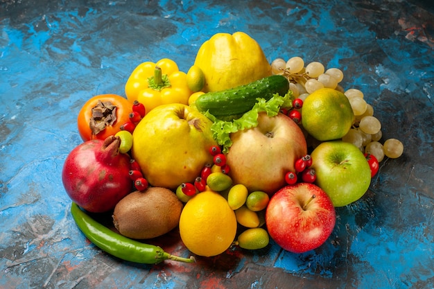 Vorderansicht frische früchte auf blauem hintergrund gesundheitsdiät foto reif lecker mellow