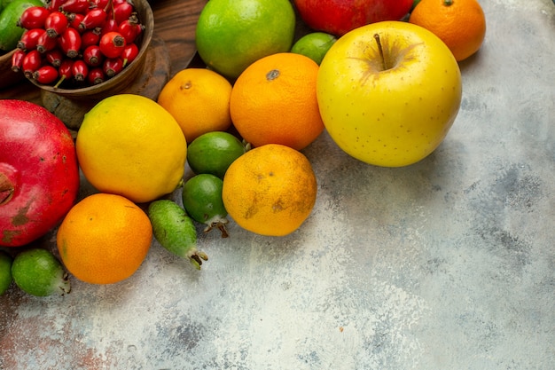 Vorderansicht frische früchte verschiedene reife und ausgereifte früchte auf weißem hintergrund beere leckere gesundheitsfarbdiät