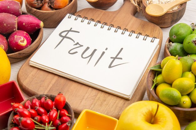 Vorderansicht frische Früchte Zusammensetzung auf weißem Hintergrund Beeren Zitrus Gesundheit Baum Farbe leckeres Foto reife Frucht