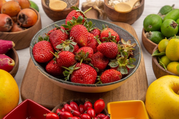 Vorderansicht frische früchte zusammensetzung auf weißem hintergrund farbe beere zitrusgesundheit baum foto reife frucht