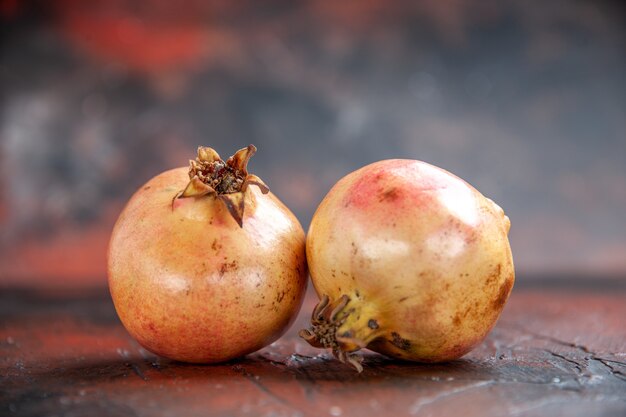 Vorderansicht frische Granatäpfel auf Kopienraum