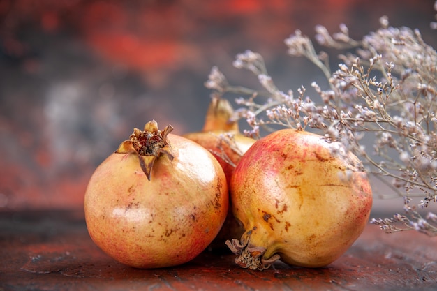 Vorderansicht frische Granatäpfel