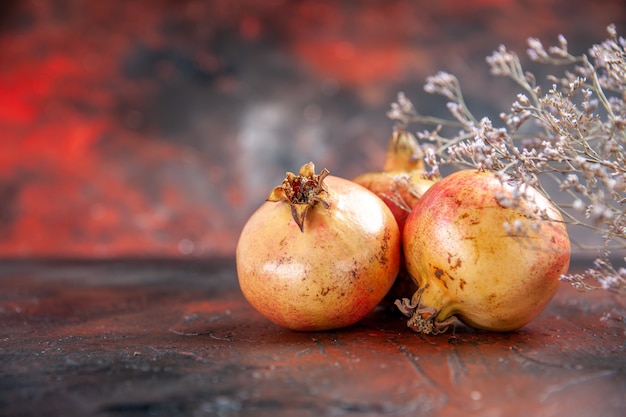 Vorderansicht frische Granatäpfel