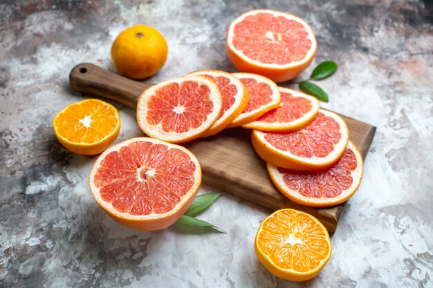 Vorderansicht frische Grapefruits geschnittene Früchte auf Leuchttisch