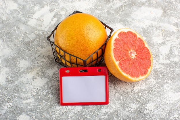 Kostenloses Foto vorderansicht frische grapefruits milde und saftige zitrusfrüchte auf weißer oberfläche