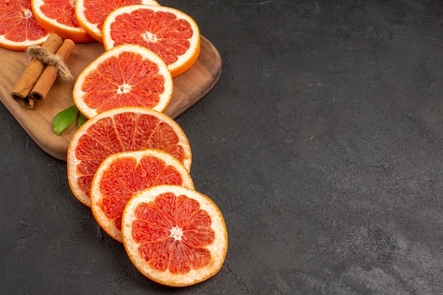 Vorderansicht frische Grapefruitscheiben auf dem dunklen Tisch