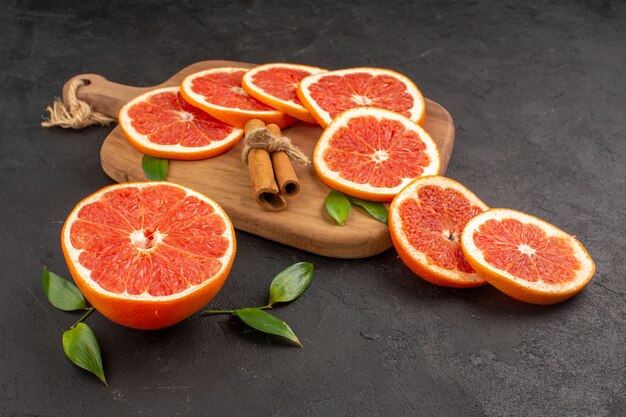 Vorderansicht frische Grapefruitscheiben auf dem dunklen Tisch