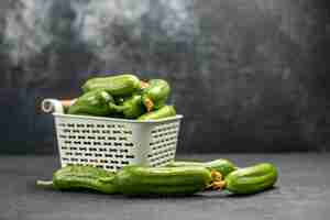 Kostenloses Foto vorderansicht frische grüne gurken im korb auf dunklem hintergrund lebensmittelgesundheit fotosalat mahlzeit farbe