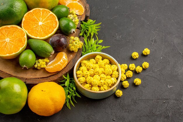 Vorderansicht frische grüne Mandarinen mit Feijoas auf dem dunklen Raum