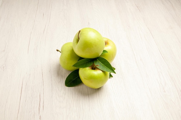 Vorderansicht frische grüne Äpfel ausgereifte und reife Früchte auf einem weißen Schreibtischpflanzenfruchtfarbe frischer grüner Baum