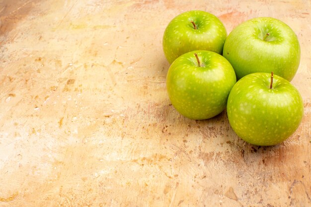 Vorderansicht frische grüne Äpfel reife und leckere Früchte