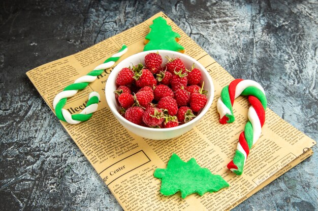 Kostenloses Foto vorderansicht frische himbeeren mit bonbons