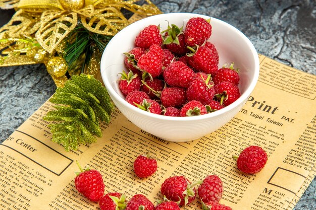 Vorderansicht frische Himbeeren mit Spielzeug