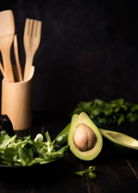 Kostenloses Foto vorderansicht frische köstliche avocado