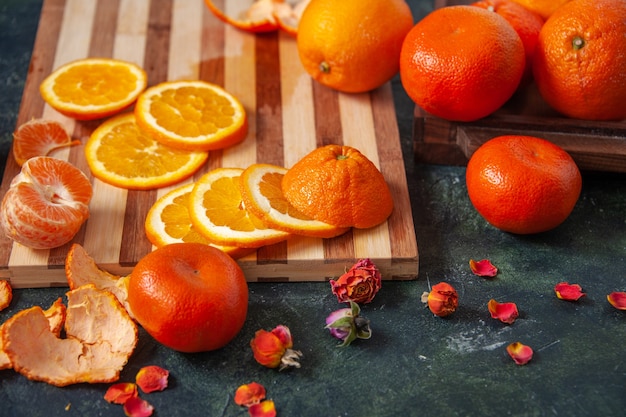 Kostenloses Foto vorderansicht frische mandarinen mit orangen auf dem dunklen gemüsediätsalat trinken essen zitrusfrüchte essen exotisch