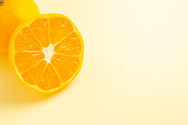 Kostenloses Foto vorderansicht frische mandarinenscheibe auf weißem tisch