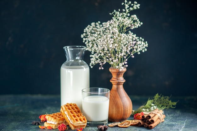 Vorderansicht frische Milch mit süßen kleinen Kuchen auf dunkelblauem Dessert Honigmorgen Kuchen Frühstück süße Kuchenmilch