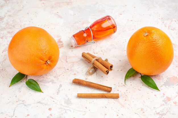 Vorderansicht frische Orangen-Zimtstangen-Flasche auf hellem Hintergrund