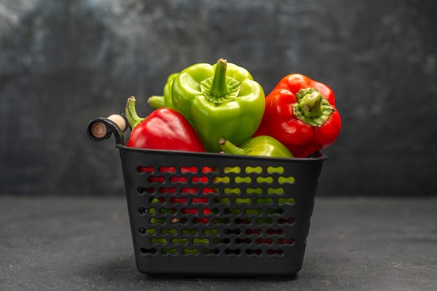 Kostenloses Foto vorderansicht frische paprika im korb auf dunklem hintergrund mahlzeit salat farbfoto reif