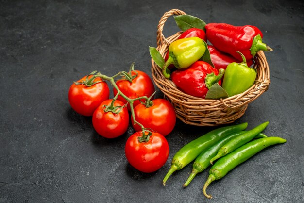 Vorderansicht frische Paprika mit roten Tomaten