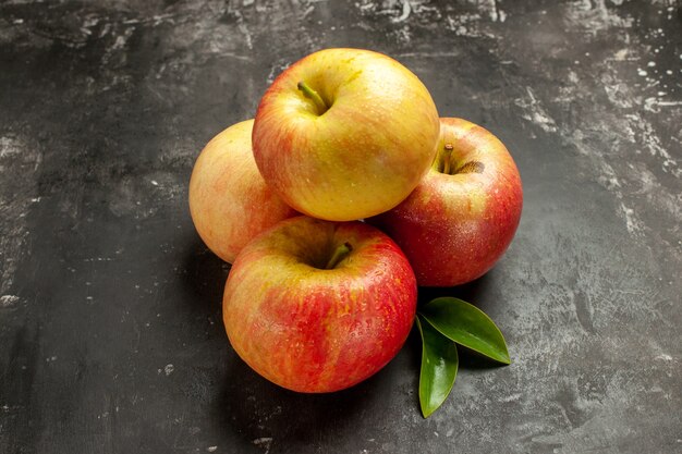 Vorderansicht frische Äpfel auf dem dunklen Foto ausgereifte Frucht reife Vitaminsaftfarbe Baumbirne