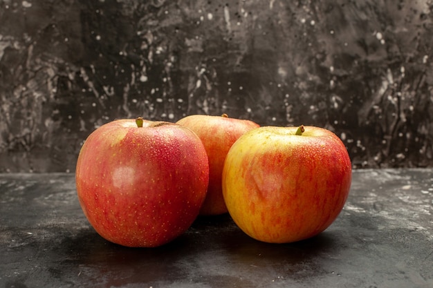 Vorderansicht frische Äpfel auf dunkler Frucht reife Vitaminbaum-mellow-Saft-Fotofarbe