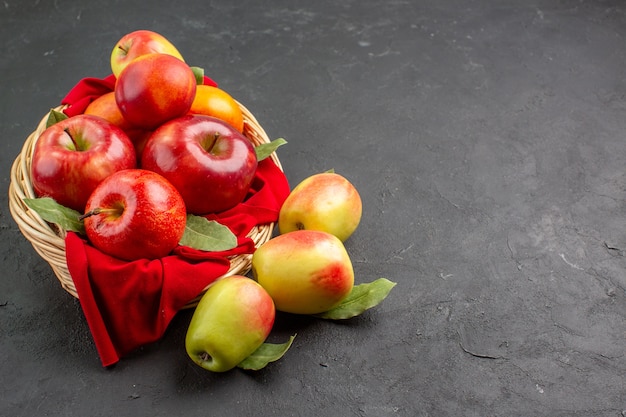 Vorderansicht frische Äpfel im Korb auf dunklem Tisch reifes Obst frisch