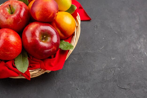 Vorderansicht frische Äpfel im Korb auf dunklem Tischobst frisch reif