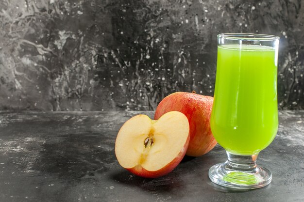 Vorderansicht frische Äpfel mit grünem Apfelsaft auf dunklem Saftfoto ausgereifter Fruchtreifer Farbbaum