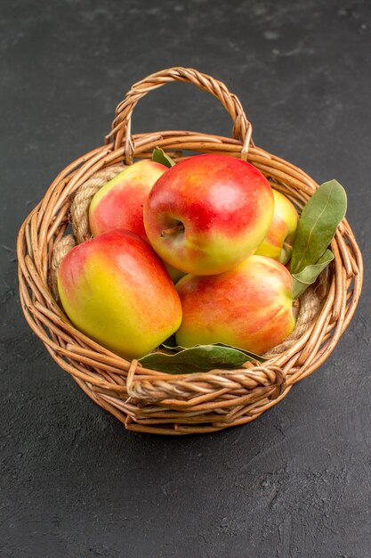 Vorderansicht frische Äpfel reife Früchte im Korb auf grauem Boden Baumfrucht frisch reif