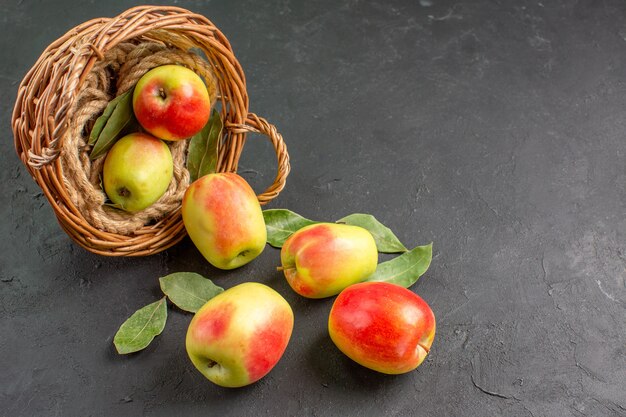 Vorderansicht frische Äpfel reife Früchte im Korb auf grauem Tisch Baumfrucht reif frisch