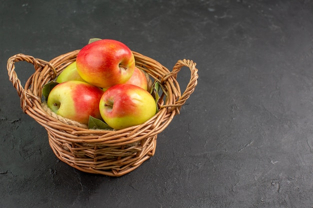 Vorderansicht frische Äpfel reife Früchte im Korb auf grauem Tischbaum Obst frisch