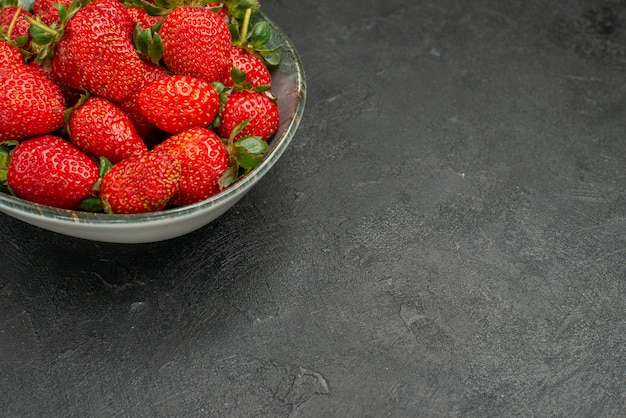 Vorderansicht frische rote Erdbeeren im Teller auf grauem Hintergrund Baumsaft Farbe Geschmack Beere Sommer wild