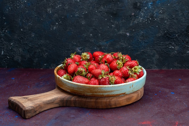 Vorderansicht frische rote Erdbeeren milde Früchte Beeren auf dem dunkelblauen Hintergrund Beerenfrucht milde Sommernahrung Vitamin reif