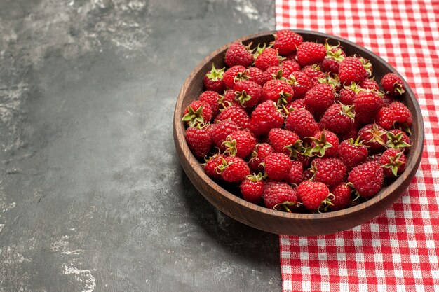 Vorderansicht frische rote Himbeeren innerhalb der Platte auf grauem Farbfoto Farbe Beere Cranberry Wildfrucht