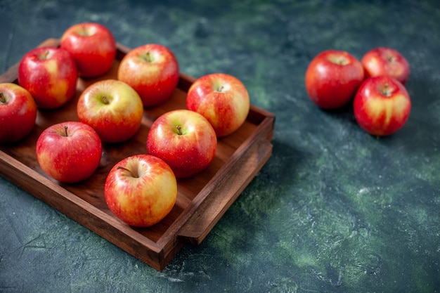 Vorderansicht frische rote Äpfel auf dunkelblauer Farbe Früchte Gesundheit Baum Birne Sommer ausgereift