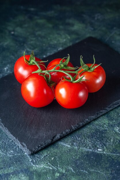 Vorderansicht frische rote tomaten auf dunklem hintergrund gemüsesalat reife lebensmittelmahlzeitfarbe