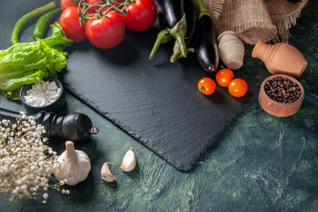 Vorderansicht frische rote Tomaten mit Auberginen auf dunklem Hintergrund