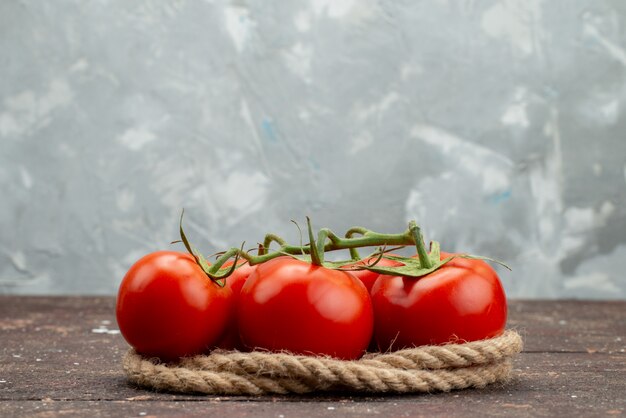 Vorderansicht frische rote Tomaten reif und ganz auf Weiß, mit Seilen Gemüse Obst Beere Lebensmittelfarbe