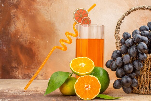 Vorderansicht frische schwarze trauben mit orange auf dem hellen hintergrund obst reife fotovitaminbaum reif