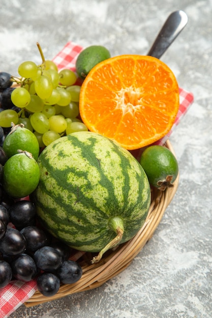 Vorderansicht frische schwarze trauben mit orange und feijoa auf weißem hintergrund reife frucht milder frischer vitaminbaum