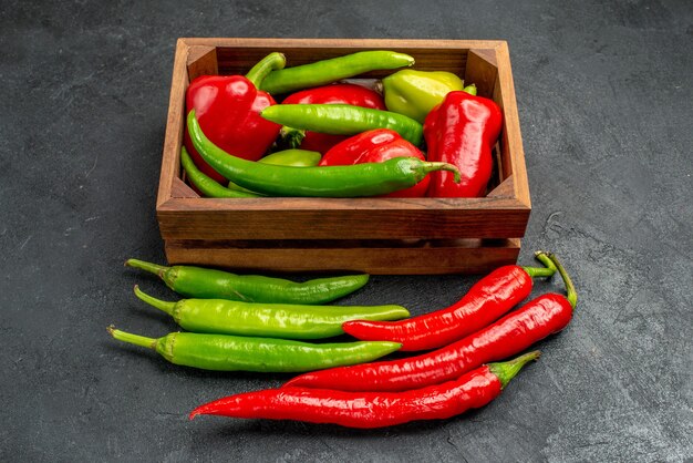 Vorderansicht frische spitze Paprika mit nahem Pfeffer voller Schachtel