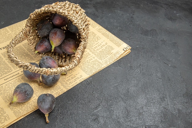 Vorderansicht frische süße Feigen im Korb auf dunklem Hintergrund Baumfrucht dunkles Geschmacksfoto