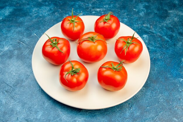 Vorderansicht frische Tomaten im Teller auf blauem reifem Gemüse rote Farbe Baumsalat Essen