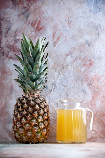 Vorderansicht frischer Ananassaft mit Ananas auf hellem Hintergrund Alkohol exotische Bar Limonade Farbgetränk Fruchtsaftclub